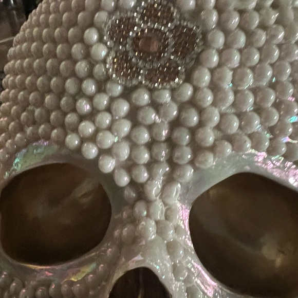 Pearl Skull - Picture 7 of 13